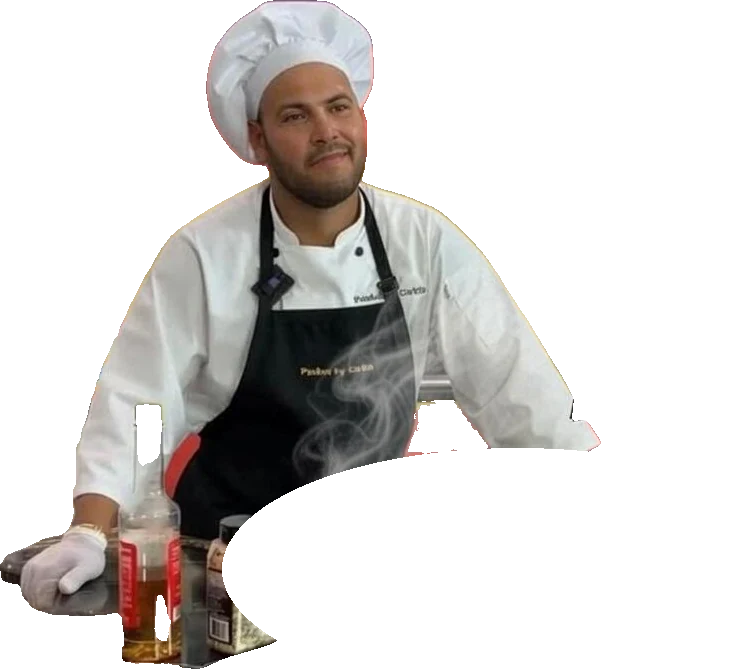 Chef Carlitin detrás de una paella de langosta