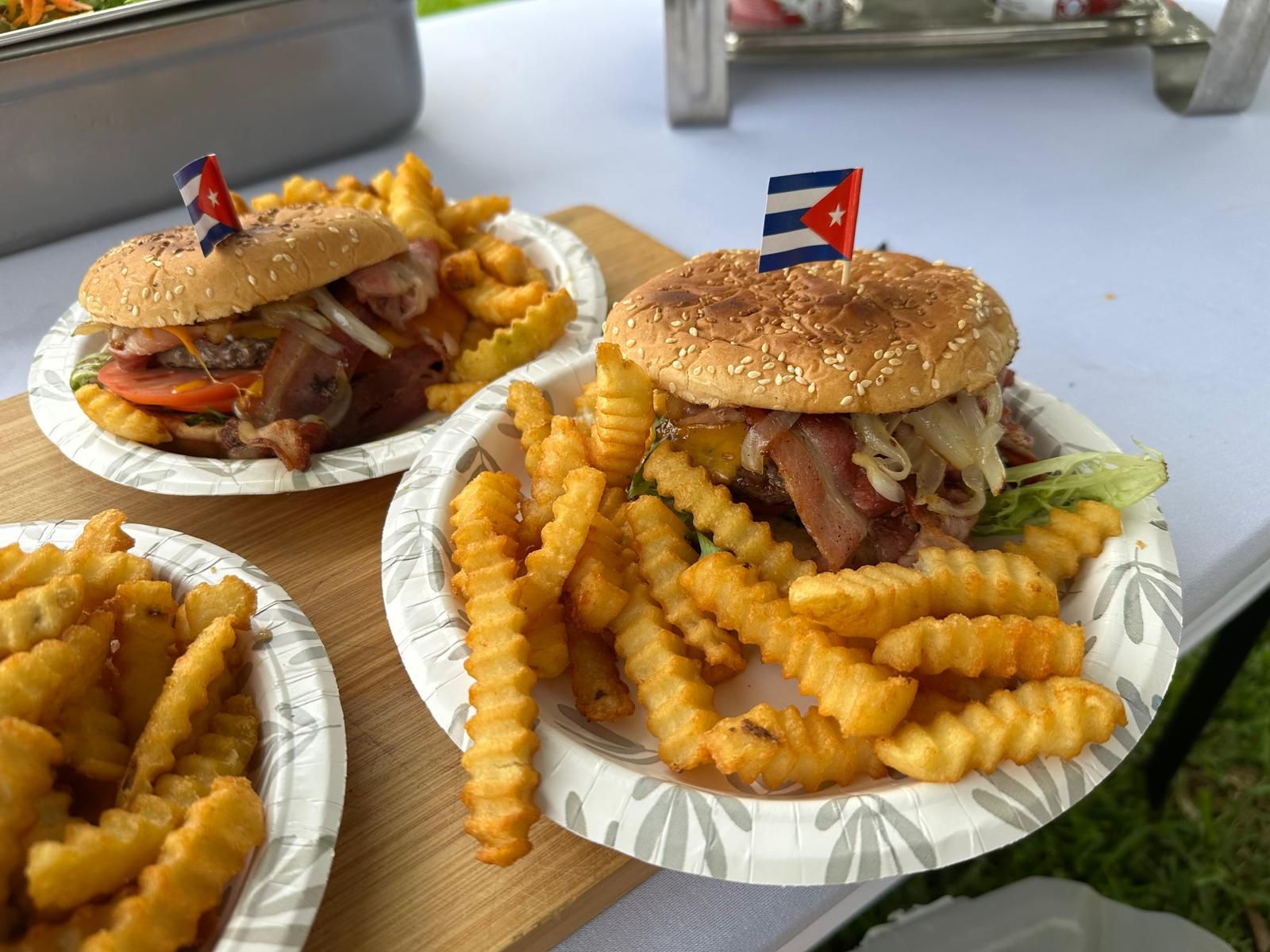 Hamburguesas con banderitas cubanas y papas fritas, menú infantil