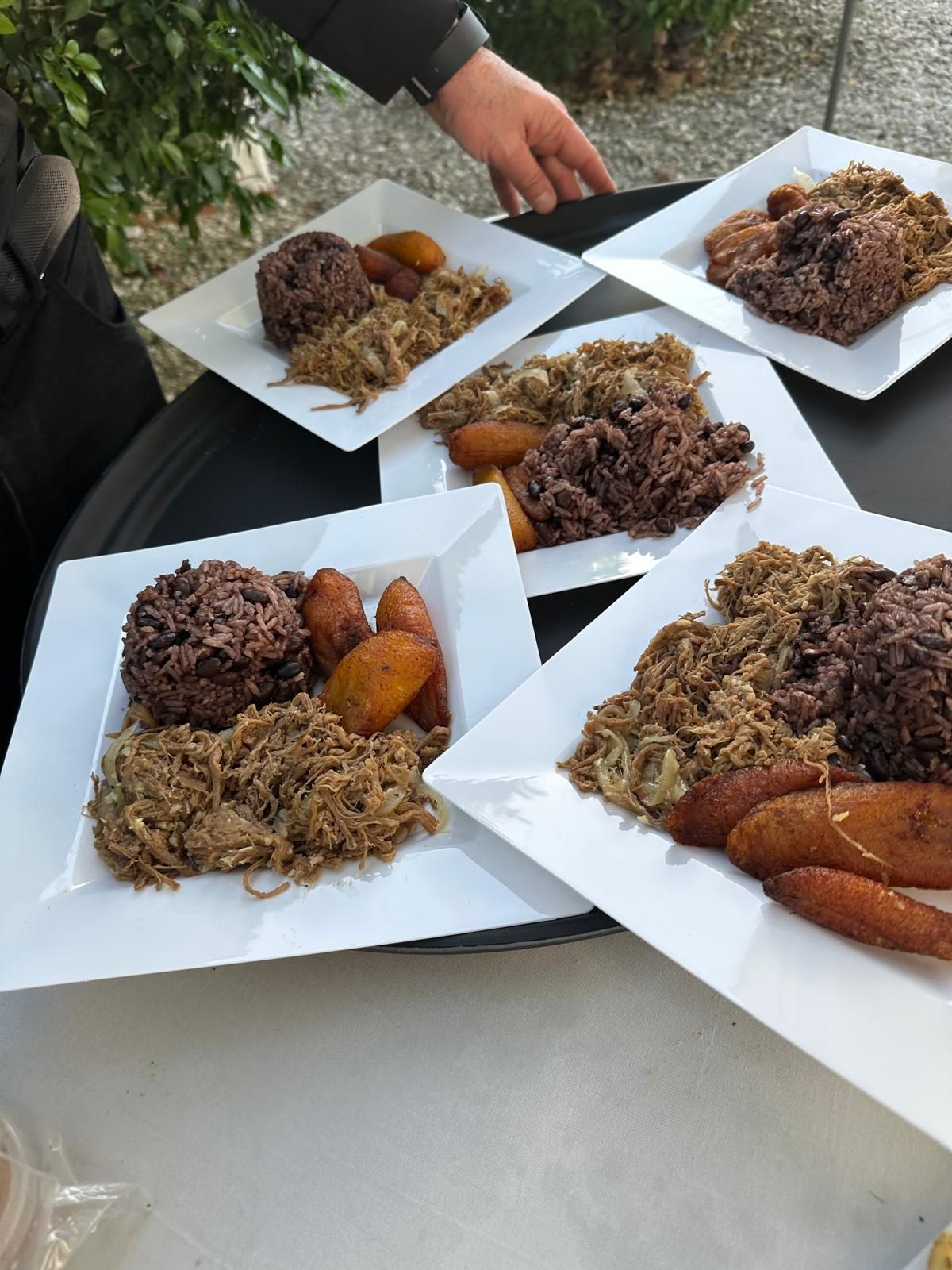 Estación cubana con ropa vieja, congrí y maduros