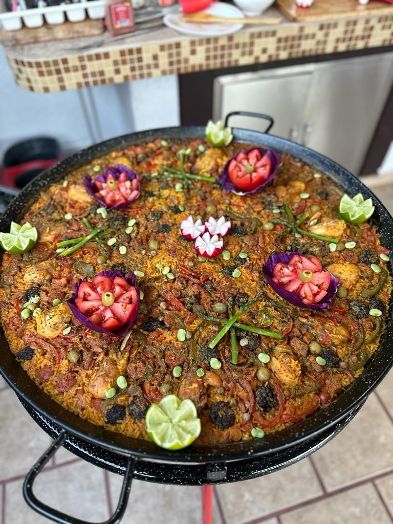 Paella valenciana decorada con flores de vegetales