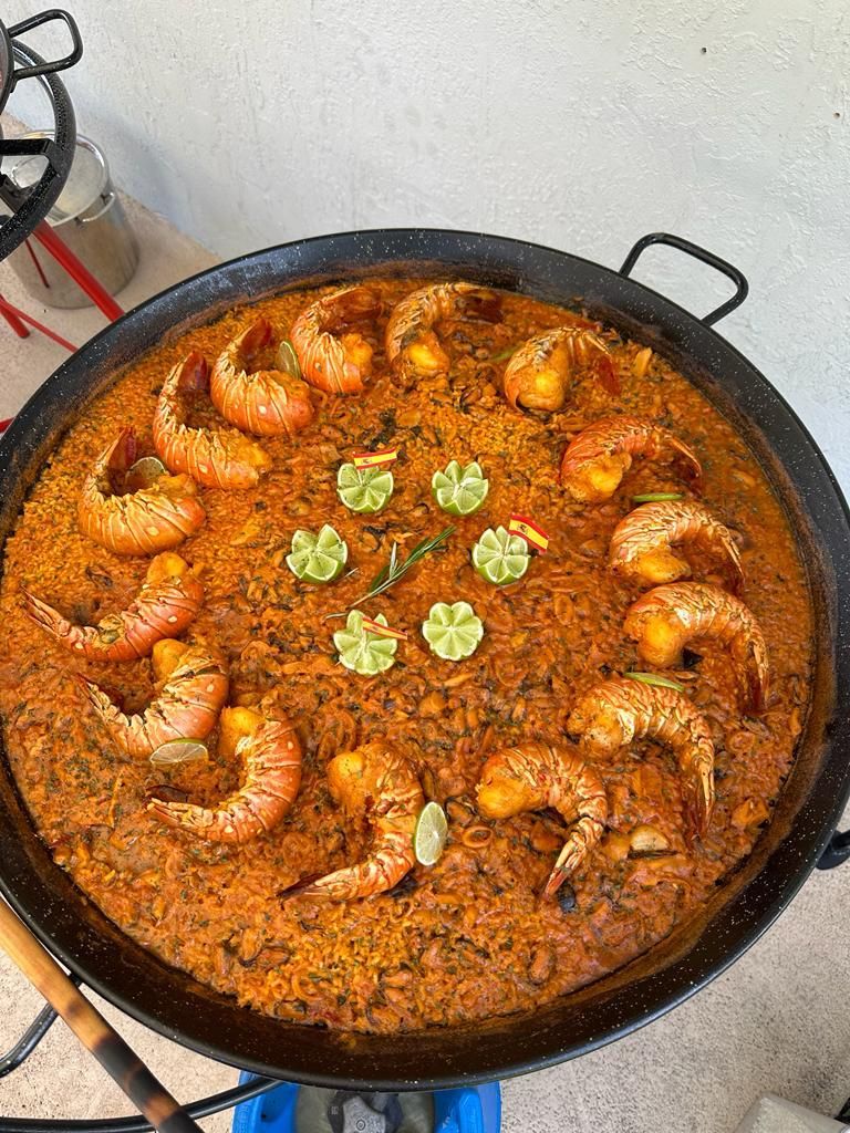 Paella de langosta con colas de langosta y limón, catering de paella en Miami