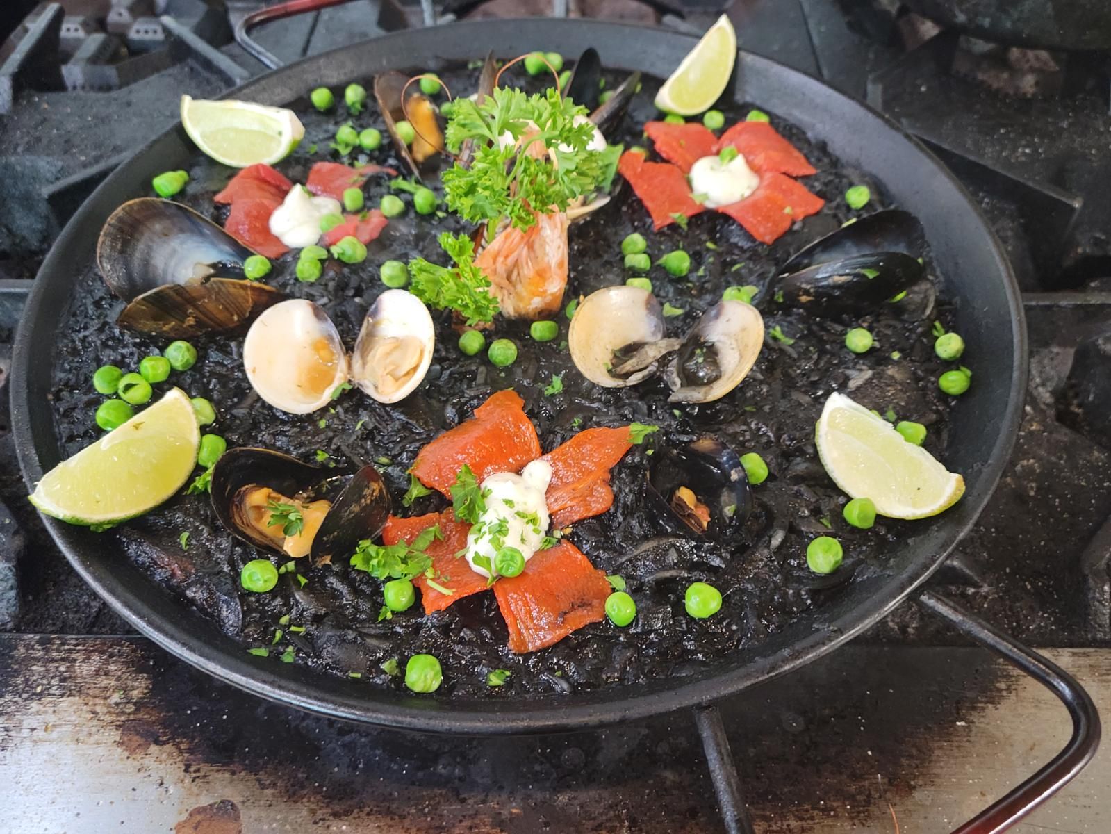 Paella negra en tinta de calamar con almejas y mejillones