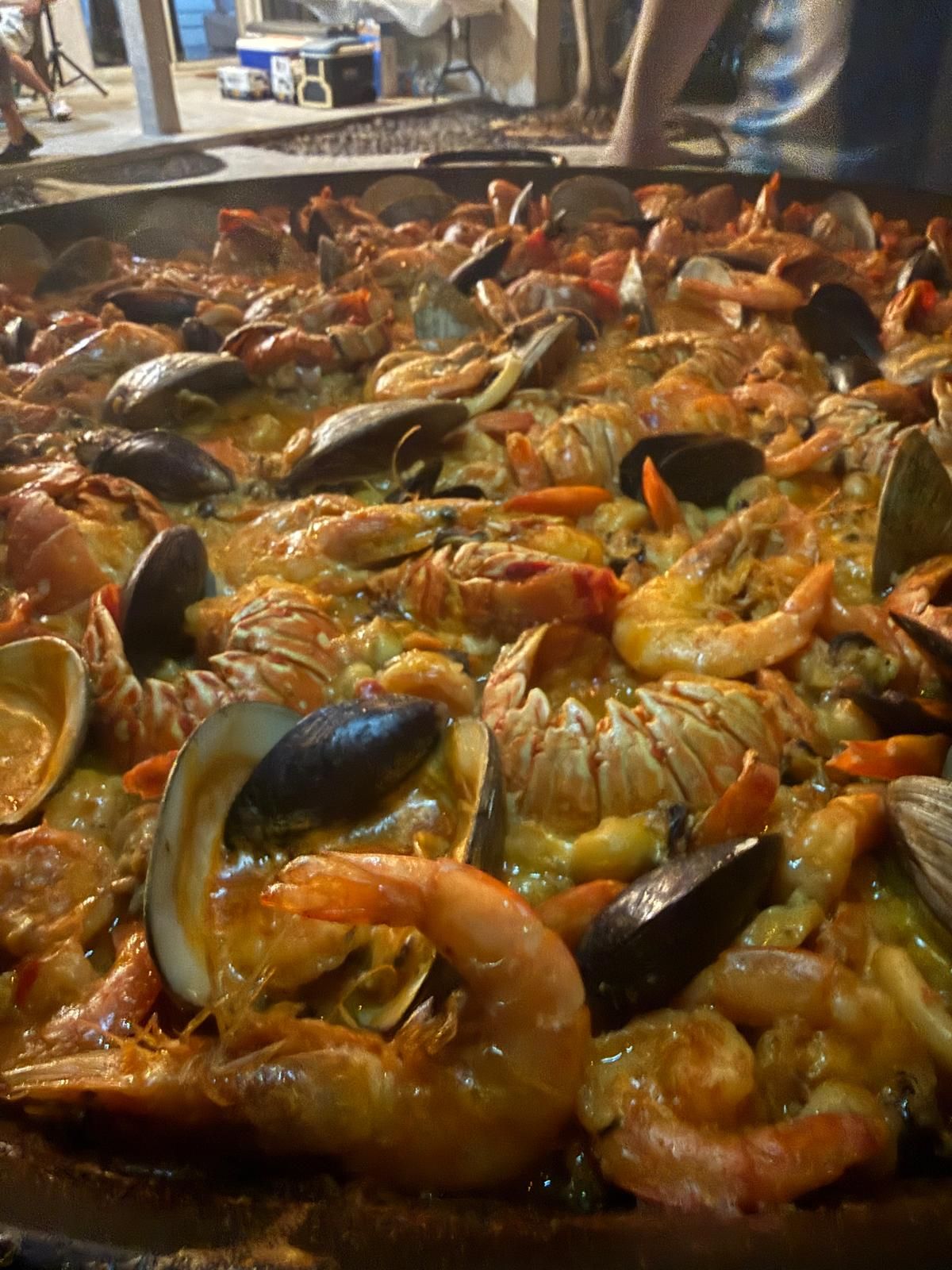 Paella de mariscos con camarones, mejillones y almejas