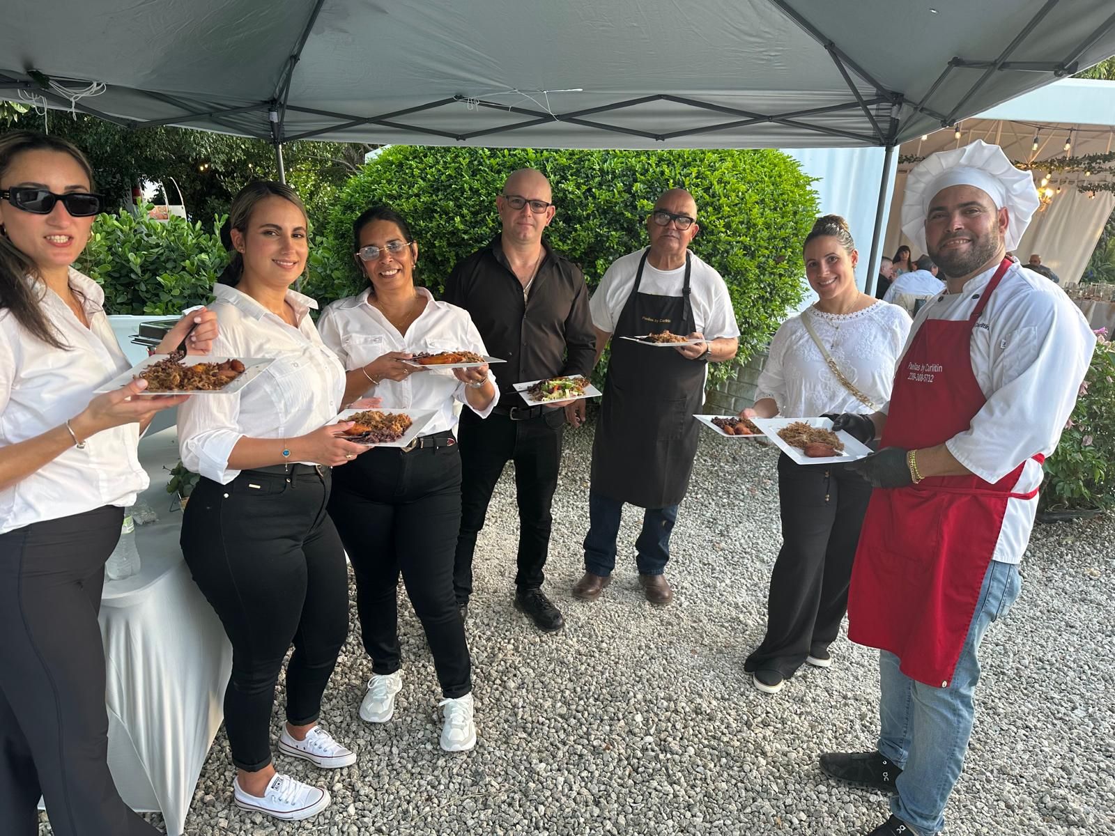 Equipo de catering de Paellas by Carlitin con platos de paella